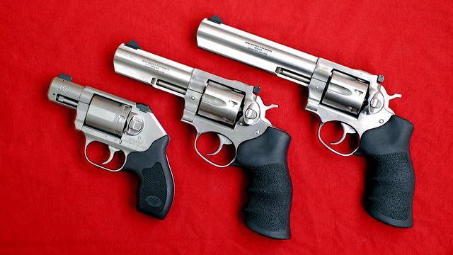 Rewolwery .357 Magnum: Kimber K6s (najmniejszy) oraz Ruger GP100 (dwa większe)