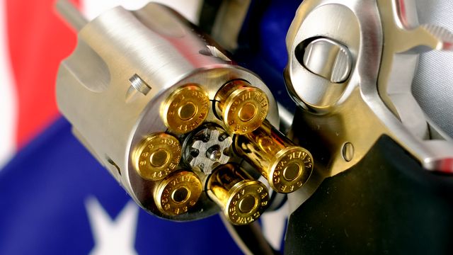 Karmienie super redhawka paszą .44 Magnum