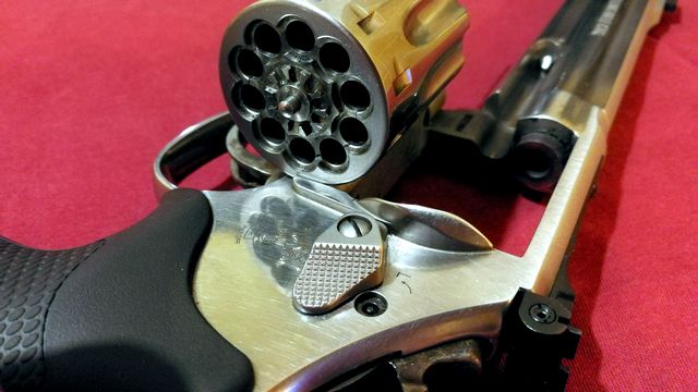 Rewolwer Smith & Wesson 617 .22 Long Rifle, widoczne gniazdo kluczyka blokady